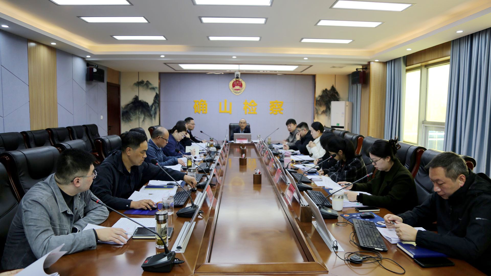 以奋斗姿态冲刺年底工作“收官战”——确山县人民检察院召开2025年度第三季度检察工作质效分析研判会商会